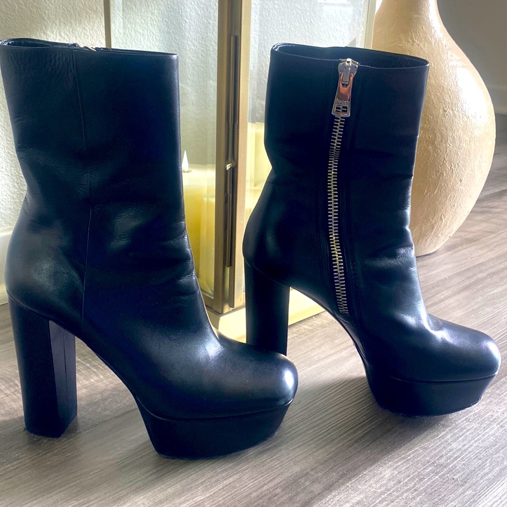 Gucci premium black leather ankle boots. Made in Italy.